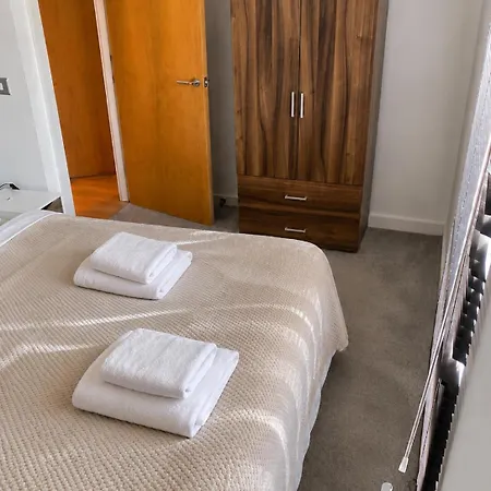 Centre - River Views - Sleeps 4 - Free Wifi *