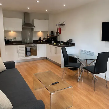 Centre - River Views - Sleeps 4 - Free Wifi Leeds (West Yorkshire)