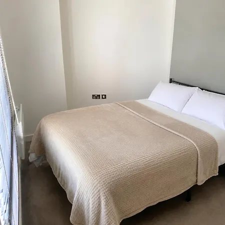 Centre - River Views - Sleeps 4 - Free Wifi Leeds (West Yorkshire)
