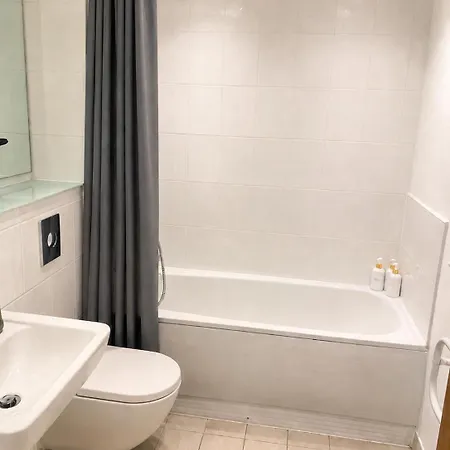 Centre - River Views - Sleeps 4 - Free Wifi * Leeds (West Yorkshire)