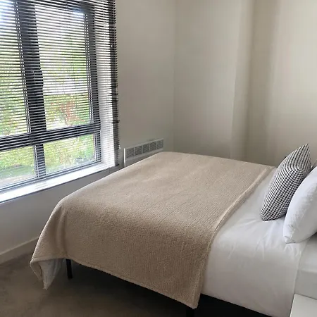Centre - River Views - Sleeps 4 - Free Wifi Apartment Leeds (West Yorkshire)
