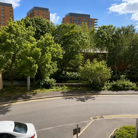 Centre - River Views - Sleeps 4 - Free Wifi * Leeds (West Yorkshire)