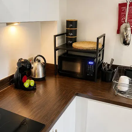Centre - River Views - Sleeps 4 - Free Wifi