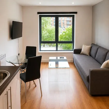 Apartment Centre - River Views - Sleeps 4 - Free Wifi *