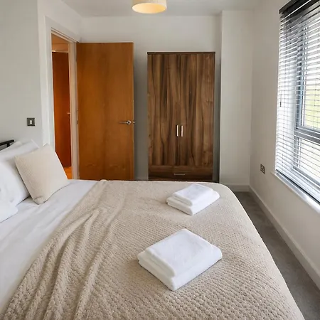 Centre - River Views - Sleeps 4 - Free Wifi * Leeds (West Yorkshire)
