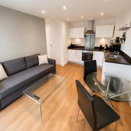 Centre - River Views - Sleeps 4 - Free Wifi Apartment Leeds (West Yorkshire)