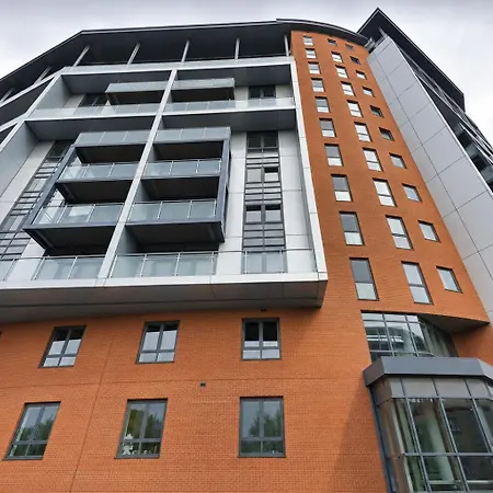 Apartment Centre - River Views - Sleeps 4 - Free Wifi *